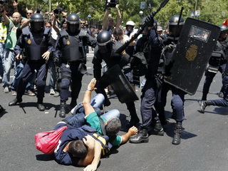 Cảnh sát trấn áp người biểu tình phản đối các chính sách cắt giảm chi tiêu của chính phủ tại thủ đô Madrid hôm 11.7.